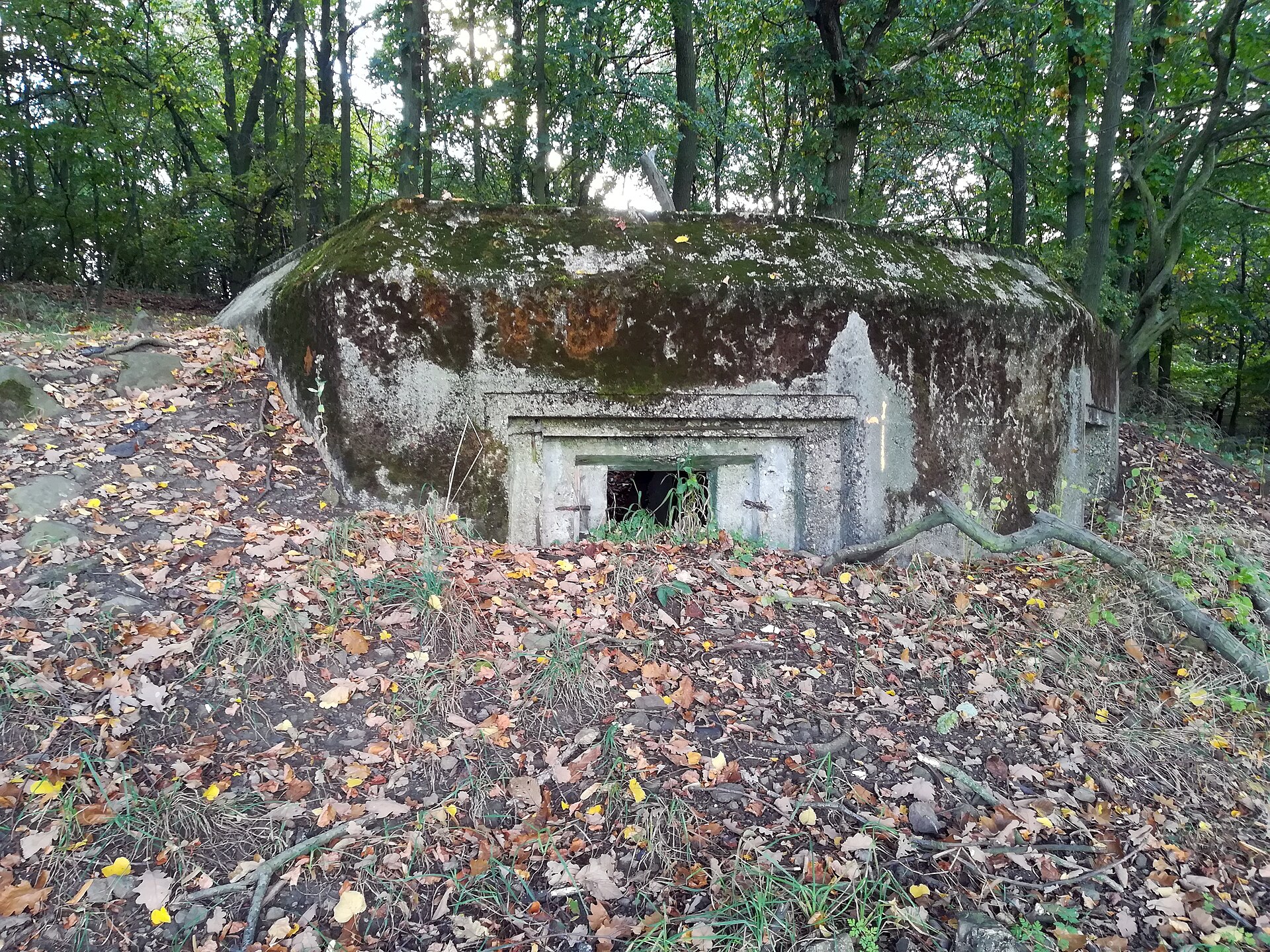 Dochovaný LO vz. 36 typ B u Ústí nad Labem — charakteristicky menší rozměry a čelné střílny
